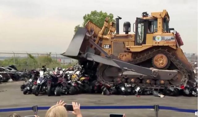 Γιατί οι Αμερικανοί καταστρέφουν μοτοσικλέτες μοτο-κρος;