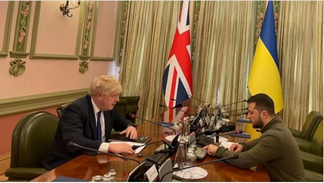 Και ξαφνικά... ο Τζόνσον στο Κίεβο - Είδε Ζελένσκι και υπόσχεται όπλα 100 εκατομμυρίων λιρών