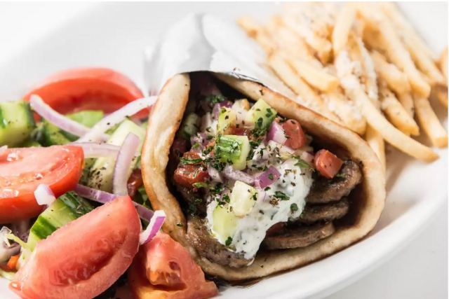 Πόσες θερμίδες έχει μία χωριάτικη σαλάτα και μια πίτα σουβλάκι