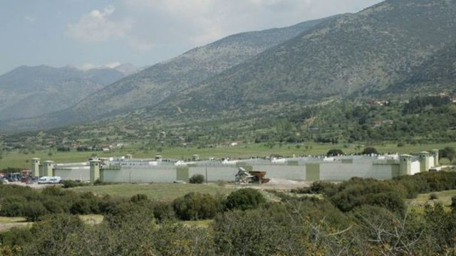 Ήταν να αποφυλακιστεί όμως σε βάρος του εκκρεμούσε διεθνές ένταλμα σύλληψης