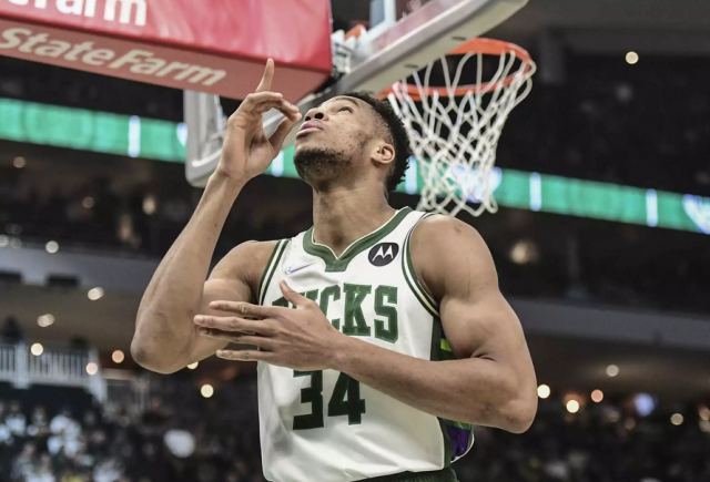 Γιάννης Αντετοκούνμπο: Το φοβερό buzzer-beater που έκρινε το ματς με τους Χόρνετς