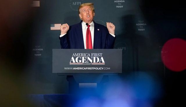 Ο Ντόναλντ Τραμπ επέστρεψε στην Ουάσινγκτον και «φλέρταρε» με την ιδέα να είναι υποψήφιος για την προεδρία το 2024