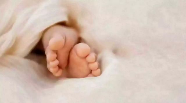 Ηράκλειο: «Το μωρό είναι μία μελανιά ολόκληρο» αποκαλύπτει η γιαγιά του 2,5 ετών κοριτσιού που κακοποιήθηκε