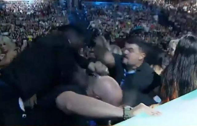 MAD VMA 2022: Νέες εικόνες από το άγριο ξύλο – Όλα όσα έγιναν