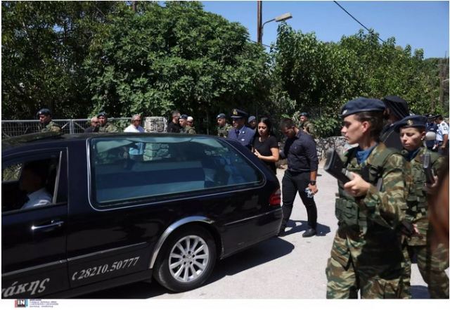 Κηδεία Χρήστου Μουλά: «Αθάνατος» φώναξαν τα Χανιά για τον ήρωά τους – Απαρηγόρητη η έγκυος σύζυγός του