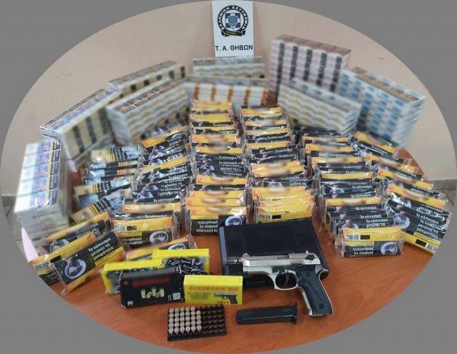 Η έρευνα στο σπίτι έδειξε λαθραία καπνικά και πιστόλι κρότου (ΦΩΤΟ)