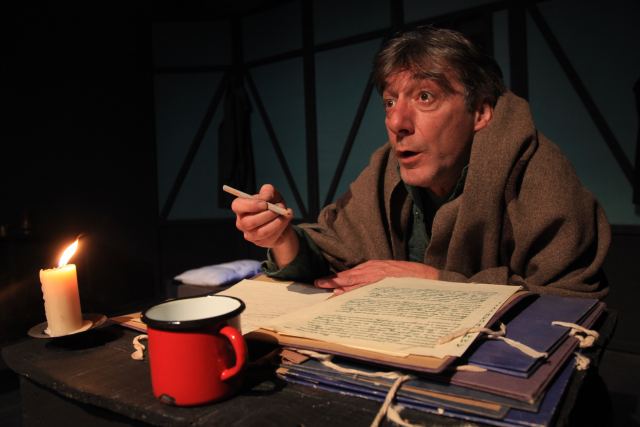 «Το Παλτό» του Νικολάι Γκόγκολ με το Θοδωρή Γκόγκο στο Δημοτικό Θέατρο