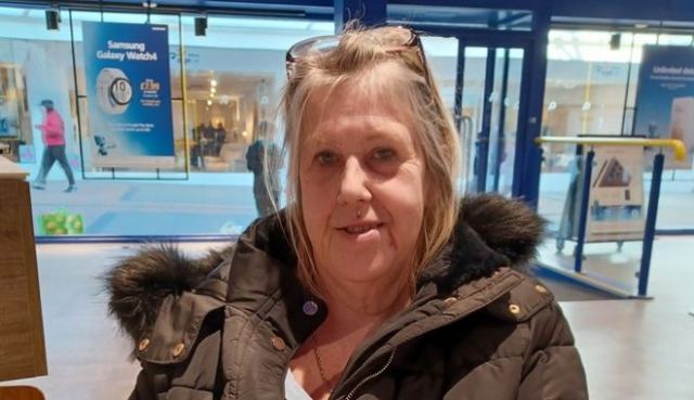 Μητέρα γρονθοκόπησε το γιο της όταν της είπε πως θα ζήσει με την κοπέλα του