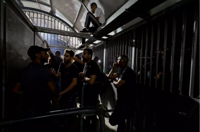 Σε απεργία χιλιάδες Παλαιστίνιοι που εργάζονται στο Ισραήλ για να μην μπαίνουν οι μισθοί τους σε τράπεζα