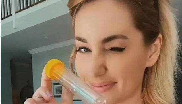 Βάζει τον… ιδρώτα από το στήθος της σε βαζάκια, τα πουλάει και βγάζει 5.000 δολάρια την ημέρα