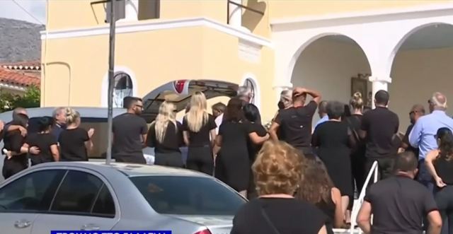 Ράγισαν καρδιές στην κηδεία των παιδιών που σκοτώθηκαν σε τροχαίο στο Γαλαξίδι
