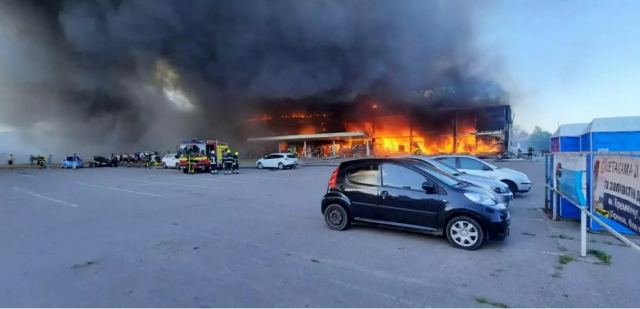 Πόλεμος στην Ουκρανία: Ανεβαίνει συνεχώς ο τραγικός απολογισμός μετά την πυραυλική επίθεση στο εμπορικό κέντρο του Κρεμεντσούκ