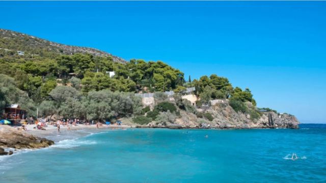 Πόρτο Ράφτη: 200 νεαροί έπαιζαν ξύλο στην Ερωτοσπηλιά επί μία ώρα - Σοβαρά τραυματισμένος ο 20χρονος που μαχαιρώθηκε