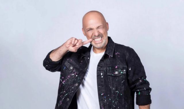 Νίκος Μουτσινάς: Η αντίδραση των γονιών του όταν τους αποκάλυψε πως είναι γκέι