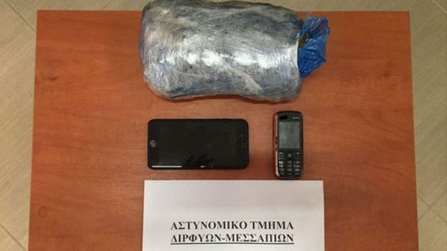 Κουβαλούσε τα ναρκωτικά στην τσάντα του