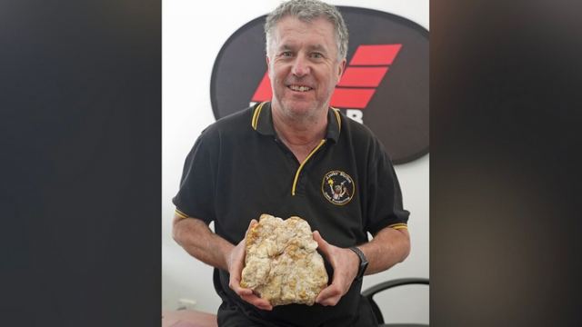 Έκανε την τύχη του: Ερασιτέχνης χρυσοθήρας βρήκε βράχο χρυσού 160.000 δολαρίων