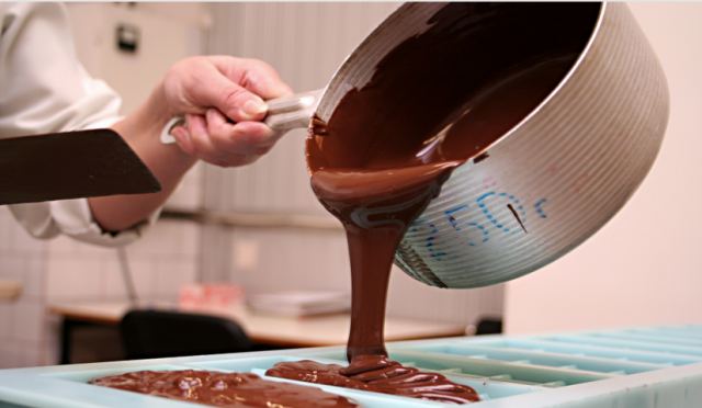 Σαλμονέλα: Γιατί εντοπίζεται σε σοκολατένια προϊόντα - Το μεγαλύτερο εργοστάσιο στον κόσμο και η Kinder