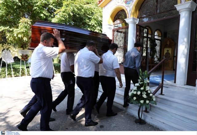 Κηδεία Γιάννη Πουλόπουλου: Σε κλίμα οδύνης το τελευταίο αντίο στον μεγάλο ερμηνευτή