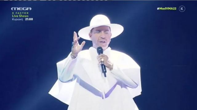 O Γιώργος Μαζωνάκης ντύθηκε... Πάπας κι ευλόγησε το κοινό των Mad - Αφηνίασε το Twitter