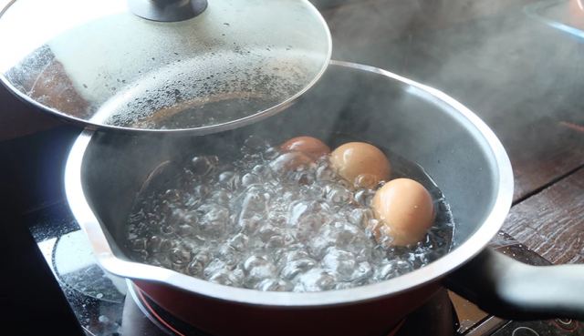 Πώς να βράσετε τα αυγά χωρίς να σπάσουν