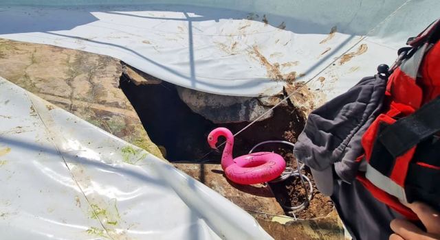 Αδιανόητο: Ξαφνικά άνοιξε τρύπα στον πάτο πισίνας και «κατάπιε» δύο άνδρες, νεκρός ο ένας (ΒΙΝΤΕΟ)