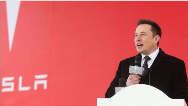 Η «κωλοτούμπα» του Έλον Μασκ - Μετά τις απολύσεις τώρα λέει πως θα κάνει προσλήψεις στην Tesla