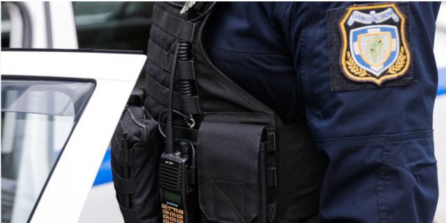 Πανικός στη Χαλκιδική: Νεαρός τραυμάτισε επιχειρηματία και δύο αστυνομικούς και επιχείρησε να κάψει ΙΧ