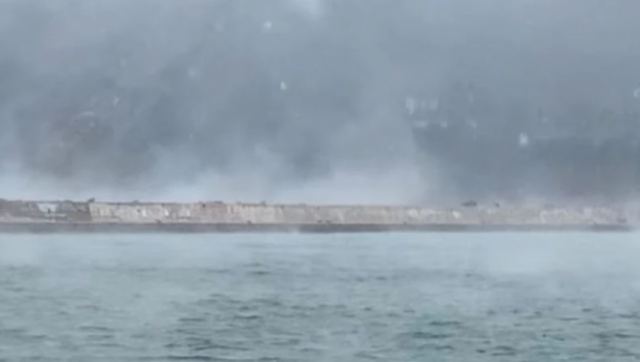 Κακοκαιρία Φίλιππος: Η θάλασσα «αχνίζει» καθώς χιονίζει στη Σκόπελο