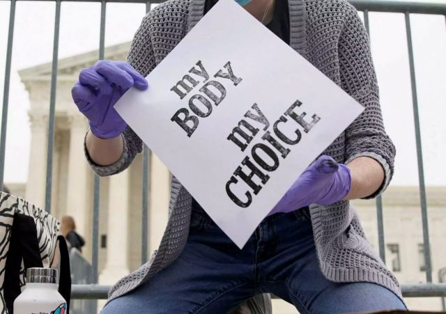 ΗΠΑ: Με διώξεις απειλείται γυναικολόγος που έκανε άμβλωση σε 10χρονη μετά από βιασμό