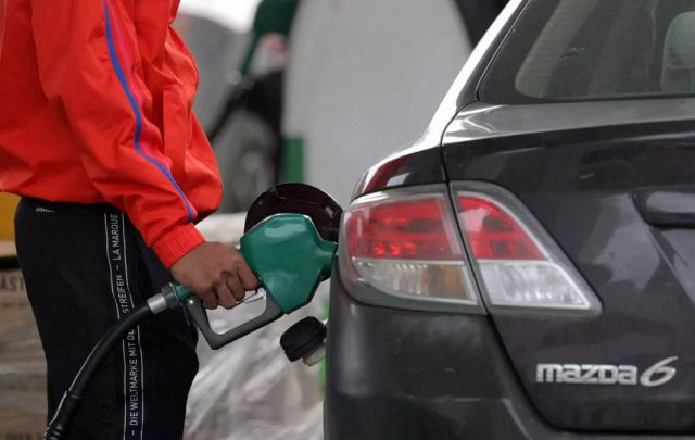 Επιδότηση βενζίνης: «Όσοι δεν μπορούν να χρησιμοποιήσουν το κινητό τους, να πάρουν το smartphone συγγενή»