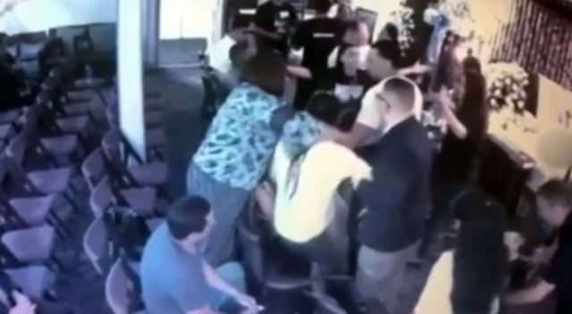 Χάος πάνω από το ανοιχτό φέρετρο: Άγριος καβγάς με κλωτσιές και μπουνιές ανάμεσα σε δύο οικογένειες