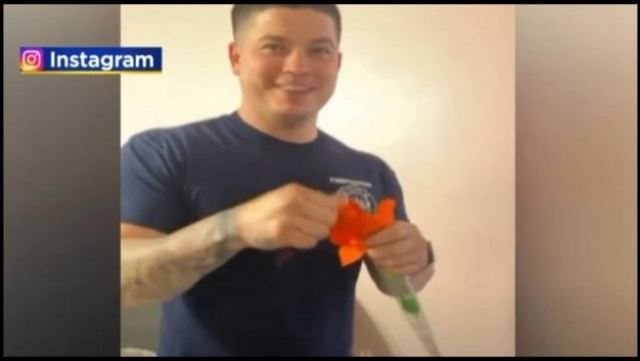 Σχολείο έδωσε στους μαθητές για την γιορτή της μητέρας, τριαντάφυλλα που γίνονταν στρινγκ