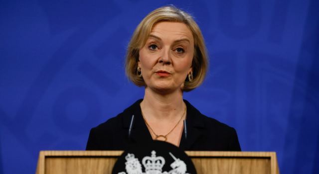 Βρετανία: Στα πρόθυρα κατάρρευσης η κυβέρνηση της Λιζ Τρας - Βουλευτές ζητούν την παραίτησή της