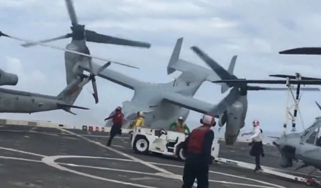 ΗΠA: Συγκλονιστικά πλάνα από τη συντριβή στρατιωτικού ελικοπτέρου σε αεροπλανοφόρο – Νεκροί τρεις πεζοναύτες