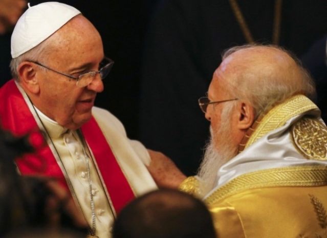 Ιστορική στιγμή: Το συλλείτουργο του Πατριάρχη Βαρθολομαίου με τον Πάπα στο Φανάρι (ΦΩΤΟ)