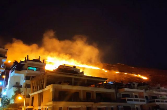 Αναζωπυρώθηκε η φωτιά στον Σχιστό - Ενισχύονται οι πυροσβεστικές δυνάμεις