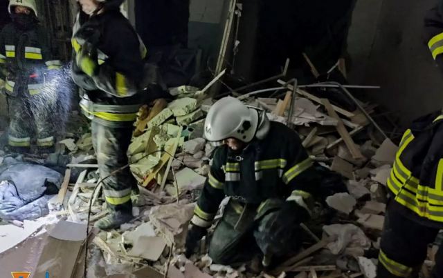 Ουκρανία: Οι πρώτες εικόνες από την πολυκατοικία στην Οδησσό που χτυπήθηκε από πύραυλο - Αυξάνεται ο αριθμός των νεκρών