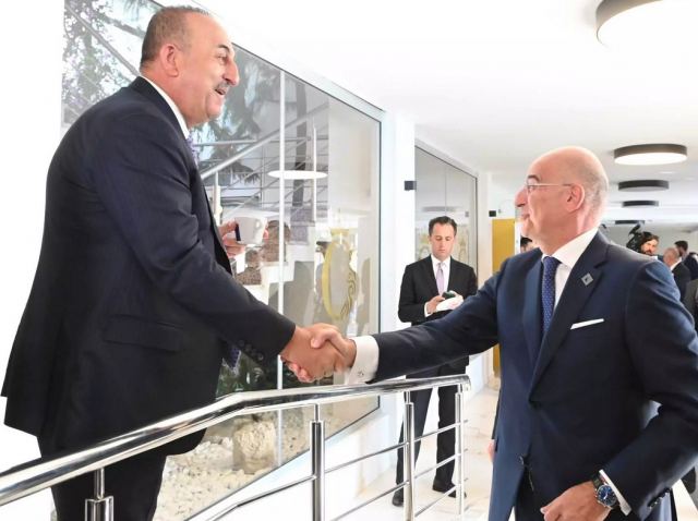 Νίκος Δένδιας – Μεβλούτ Τσαβούσογλου: Σύντομο τετ α τετ στο Φόρουμ των Πρεσπών