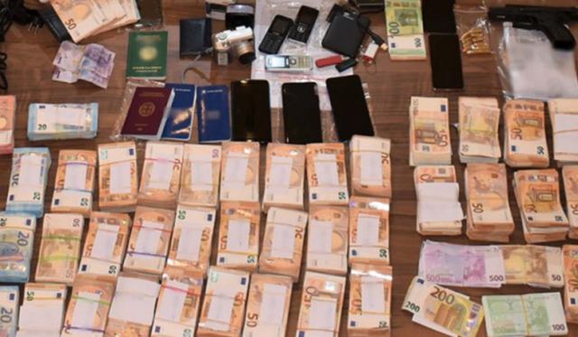 Κύκλωμα παράνομων ελληνοποιήσεων: Τα «μπλε», τα «βιβλιαράκια» και ο τζίρος εκατομμυρίων