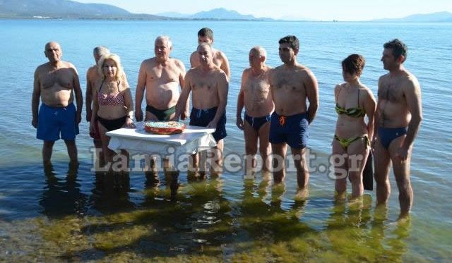 Αγία Μαρίνα: Έκοψαν την πίτα τους οι χειμερινοί κολυμβητές (ΒΙΝΤΕΟ - ΦΩΤΟ)