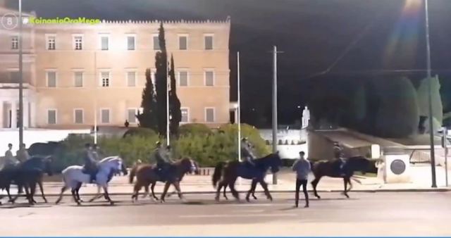Γιατί βγήκαν άλογα και αναβάτες σε Αμαλίας και Πανεπιστημίου τα ξημερώματα - Μοναδικές εικόνες (ΒΙΝΤΕΟ)