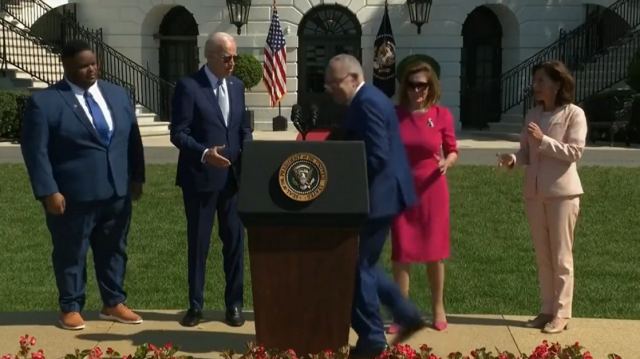 Τζο Μπάιντεν: Μέσα σε 5 δευτερόλεπτα ξέχασε ότι έκανε χειραψία – Δείτε βίντεο