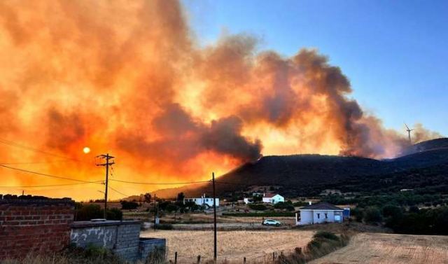 Απόκοσμες εικόνες από την πυρκαγιά στην Εύβοια (ΦΩΤΟ)