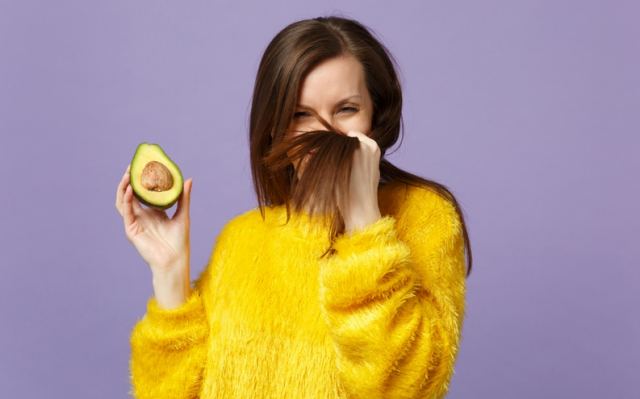 Οι 10 καλύτερες τροφές για να μακρύνουν πιο γρήγορα τα μαλλιά, να αντέχουν και να λάμπουν