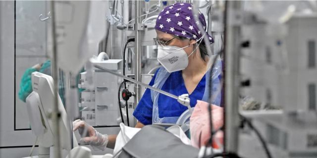 «Θερίζουν» οι λοιμώξεις του αναπνευστικού -Ποια μέτρα προστασίας προτείνουν οι επιστήμονες για τις γιορτές