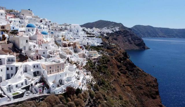 Σαντορίνη: Εκπαιδευτικοί κοιμούνται σε σχολεία και αυτοκίνητα επειδή δεν βρίσκουν σπίτι για να νοικιάσουν