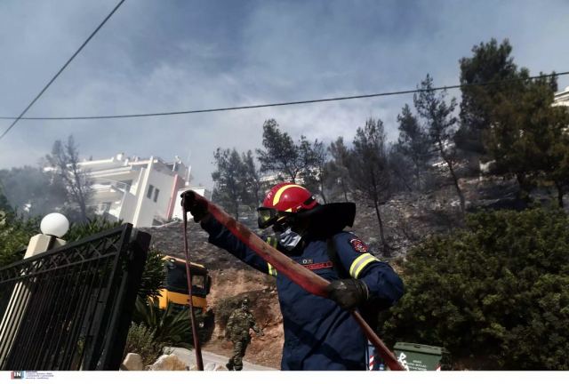 Φωτιά στον Μαραθώνα – Επιχειρούν επίγειες και εναέριες δυνάμεις