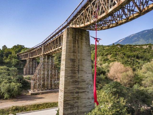 Ο εναέριος χορός της Κατερίνας Σολδάτου στην ιστορική γέφυρα του Γοργοποτάμου