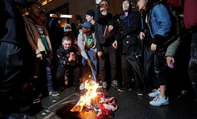Διαδηλωτές έκαψαν τη σημαία της Αμερικής έξω από τον πύργο του Τραμπ