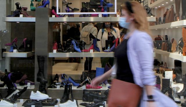 Τέλος η μάσκα σε εσωτερικούς χώρους από αύριο Τετάρτη